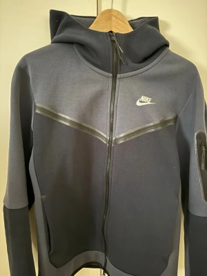 Nike tech fleece thunder blue - Sällsynt färg. Använd max 5 gånger. Nypris: 1.600kr. Jag säljer för 1.000kr, storlek: S
