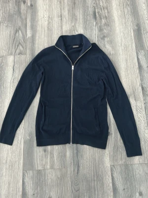 Mörkblå ziptröja från jack and jones - Snygg mörkblå ziptröja från jack and jones. Sitter bra på mig och jag är runt 180cm. Mycket bra skick, hör av er vid frågor🙌