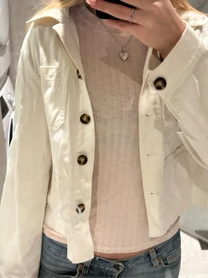 Jacka  - Snygg cremevit jeans jacka med knappar
