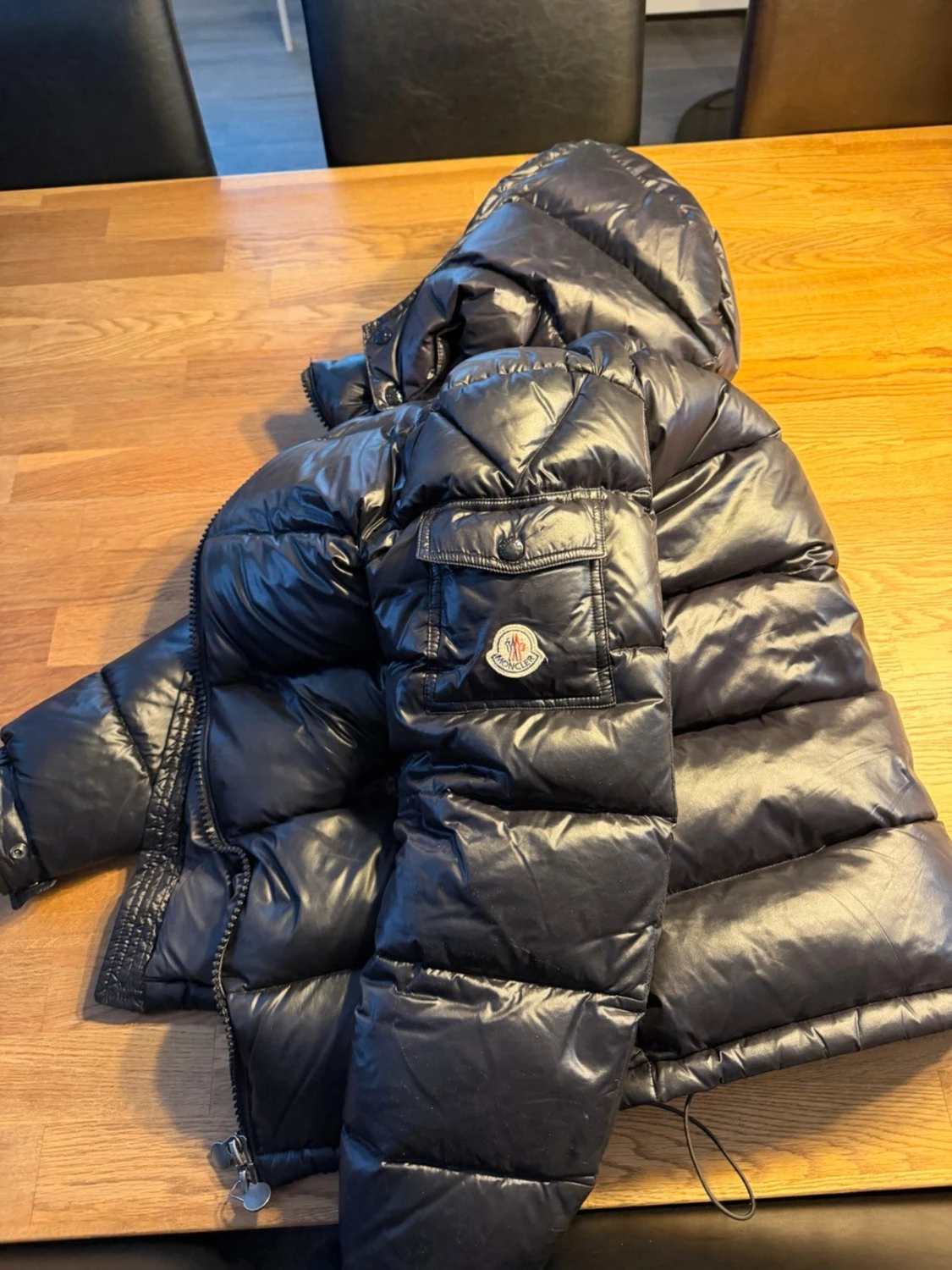 Svart dunjacka från Moncler med huva