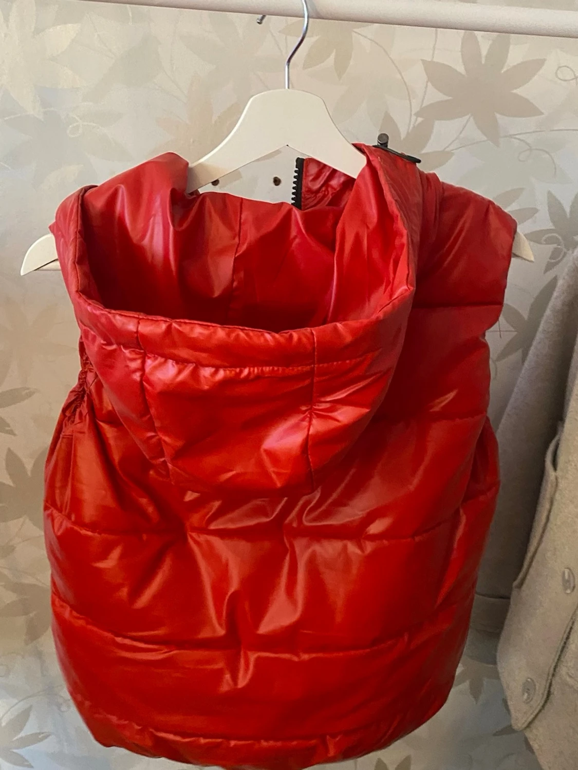 Röd dunväst med huva och dragkedja - 2