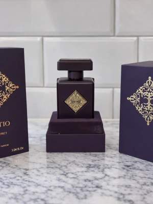 Initio - Side effect - Jag ska sälja 10ml samples av min Initio Parfums Privés – Side Effect.  Doften är varm, mjuk och lite söt, med tydliga toner av rom, vanilj och tobak. Väldigt skön och lätt att gilla. Perfekt om du vill testa den eller bara ha en mindre flaska. Enkel att ha i fickan eller ta med på resan.  Samplesen kommer i exklusiv glasflaska med bra spray – ingen billig plast flaska.  Paketpris finns vid köp av flera. Kolla gärna min profil för andra dofter. Hör av dig om du undrar något :) 