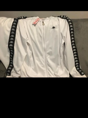 Set från kappa - Oanvänt kappa set jacka+byxor från 2025 sommarkollektionen. 