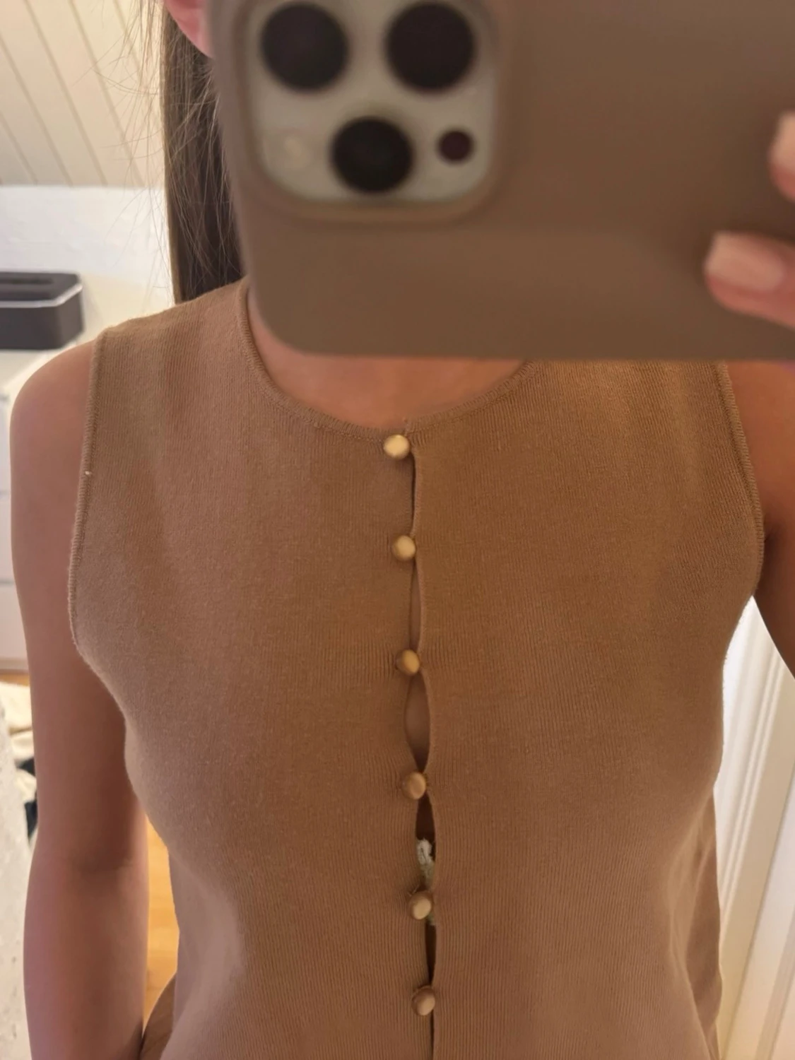 Beige ärmlös topp med knappar - 1