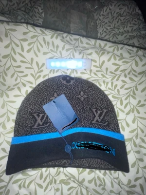 Snygg Mörkgrå  - Snygg mörkgrå mössa 