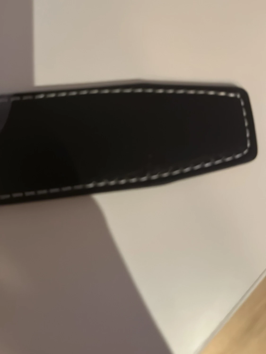 Svart bälte med H märke.  - 1