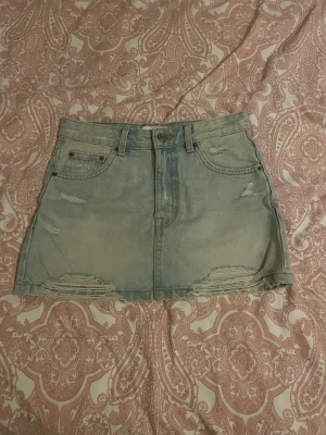 Pull and bear jeans kjol - Säljer en mini skirt från pull and bear som inte kommer till någon anvädning
