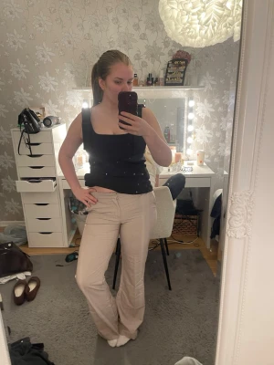 Beige kostymbyxor - Jättefina från gina tricot i storlek 40