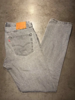 Archive Jeans - Säljer ett riktigt moderna, snygga gråa Levis 501 Jeans. Storlek: W32 L34.  Riktig bra skick! Skriv vid frågor eller kom med bud!