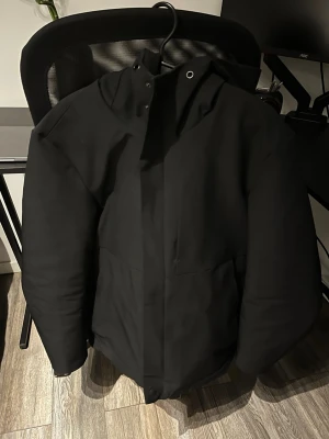 Svart jacka med huva - Stilren svart jacka. Passar till de flesta outfits och är lätt att matcha.