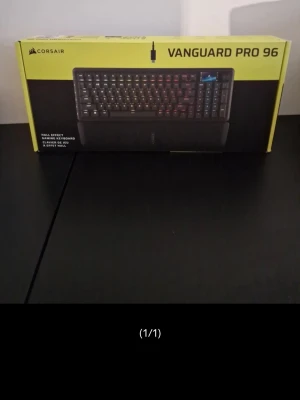 Corsair Vanguard Pro 96 tangentbord - Corsair Vanguard Pro 96 är ett gamingtangentbord med RGB-belysning och magnetisk handledsstöd. Tangentbordet har en kompakt design och levereras i en gul och svart förpackning. Perfekt för dig som vill ha snygg belysning och snabb respons när du spelar. Engelskt tangentbord har ej Å,Ä,Ö! Pris online och butik 2 599 