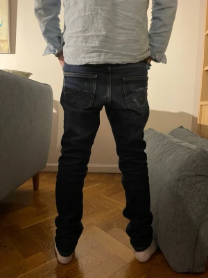 Mörkblå jeans från replay - Säljer ett par replay jeans riktig snygga och klassiska jeans från replay snygga slitningar modell zikry ny pris  699kr 