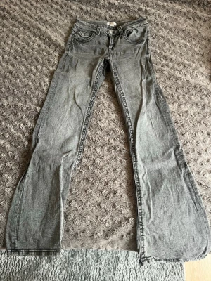 Grå bootcut jeans med slitning - Gråa jeans Gina Young storlek 164🩷