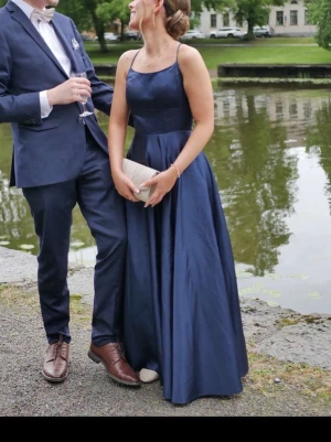 Balklänning  - Jätte fin marinblå balklänning med glansigt material.  Öppen rygg med knytning ibak. Går precis till marken på mig som är ungefär 160cm. Bara att fråga för mer information eller fler bilder🌸Endast andvänd 2 gånger 