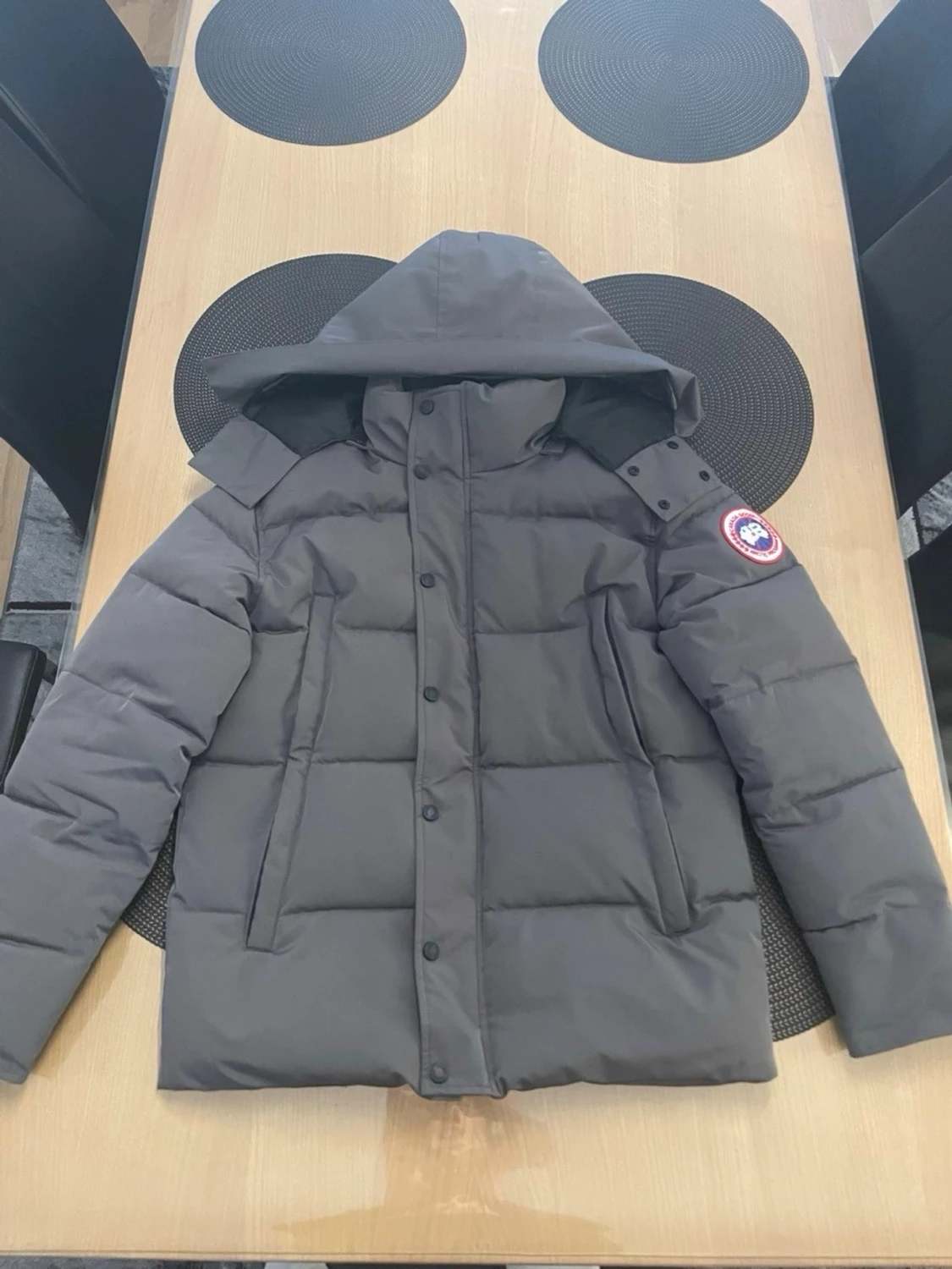 Grå dunjacka med huva Canada Goose