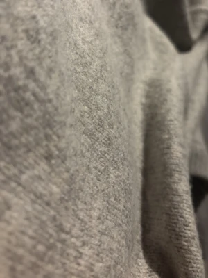 Beige stickad tröja Jack & Jones - Mysig beige stickad tröja från Jack & Jones. Tröjan har en klassisk rund halsringning och ribbade muddar. Perfekt för lager på lager och enkel att matcha med olika outfits. Aldrig använt pga den är var för stor 