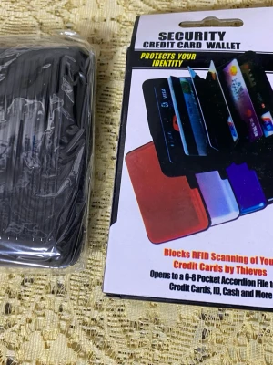 RFID-säker kortplånbok - Säljer två RFID-säkra kreditkortsplånböcker i svart och rött. Plånböckerna har hårt skal i plast och öppnas som ett dragspel med plats för 6-8 kort. Perfekt för att skydda dina kort mot skimming och hålla ordning på ID, kontanter och kreditkort. 89kr/st 