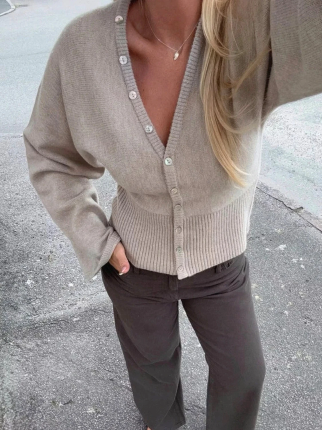 Beige ribbad kofta med knappar