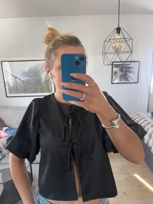 Blus från Gina tricot! - Jättefin svart blus från Gina tricot med puff ärmar! Passar Xs-M