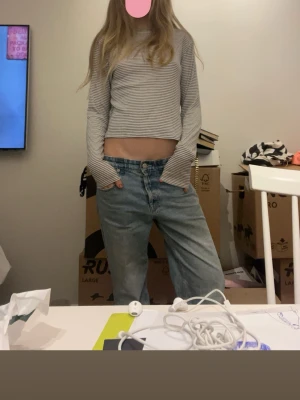 Randig långärmad tröja  - Snygg vit & svart randig tröja, som sitter super fint och är skön på. Vet tyvärr inte vart den kommer ifrån 🥰