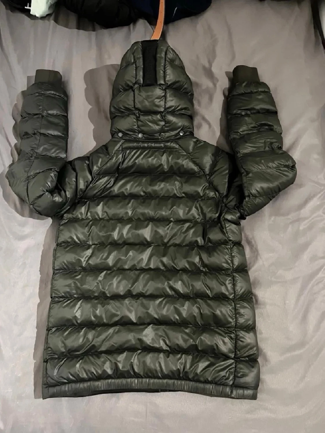 Svart dunjacka med huva - 1