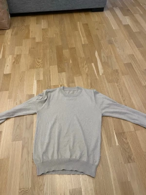 100% Kashmir tröja - Tja! Säljer nu min fina Kashmir tröja. Köptes för 900 om jag minns rätt, fortfarande väldigt bra skick. Storlek S och sitter true to size. Hör av dig vid minsta fråga eller fundering!