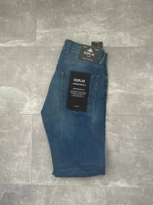 Mörkblåa Replay jeans  - Märke: Replay Modell: Groover  Färg: Mörkblå Skick: Helt nya (med tags kvar) Storlek: W 31 L 30   ✅ Stilrena mörkblå jeans från Replay ✅ Stretchmaterial för bekväm och flexibel passform ✅ Klassisk modell som passar både vardag och finare tillfällen ✅ Tillverkas i Italien ✅ Hög kvalitet och noggrant sydda detaljer ✅ Aldrig använda ✅ Mycket fint tyg som är skönt att ha på sig    💬 Pris kan diskuteras vid snabbt köp 📦 Snabb leverans 🚭 Rök- och djurfritt hem  Tveka inte att höra av dig vid frågor 🙂