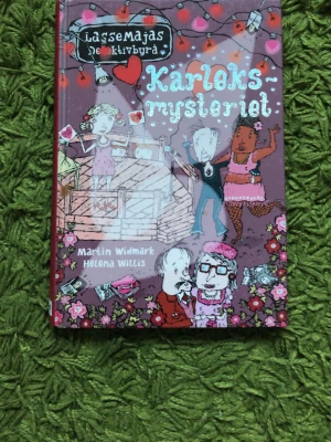 LasseMajas Detektivbyrå: Kärleksmysteriet - LasseMajas Detektivbyrå: Kärleksmysteriet är en illustrerad barnbok med färgglad, tecknad framsida i rosa och rött. Boken är skriven av Martin Widmark och illustrerad av Helena Willis. Perfekt för unga läsare som gillar mysterier och humor.