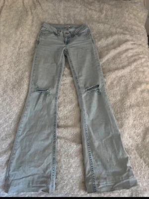 Nelly jeans  - Säljer mina Nelly jeans med hål i knäna, använd ett par fåtal gånger och är i super skick förutom att dom har trampats sönder (bild kan skickas)😩 skriv om ni har några funderingar❤️