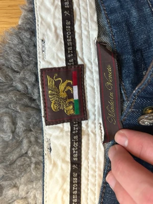 Blå jeans från Tramarossa - Snygga blå jeans från Tramarossa, tillverkade i Veneto, Italien. Jeansen har klassisk femficksdesign, lätt tvättade detaljer och raka ben. Materialet är denim i bomull med en autentisk känsla. Perfekta för en stilren och avslappnad look.