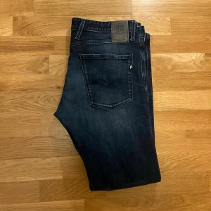 Replay Anbass jeans  - Riktigt schyssta Replay jeans. Morellen är slim fit  W36 L34. Passar mig ungefär jag är 185 cm och väger 82 kg. Kontakta mig vid minsta fundering 🍾👑