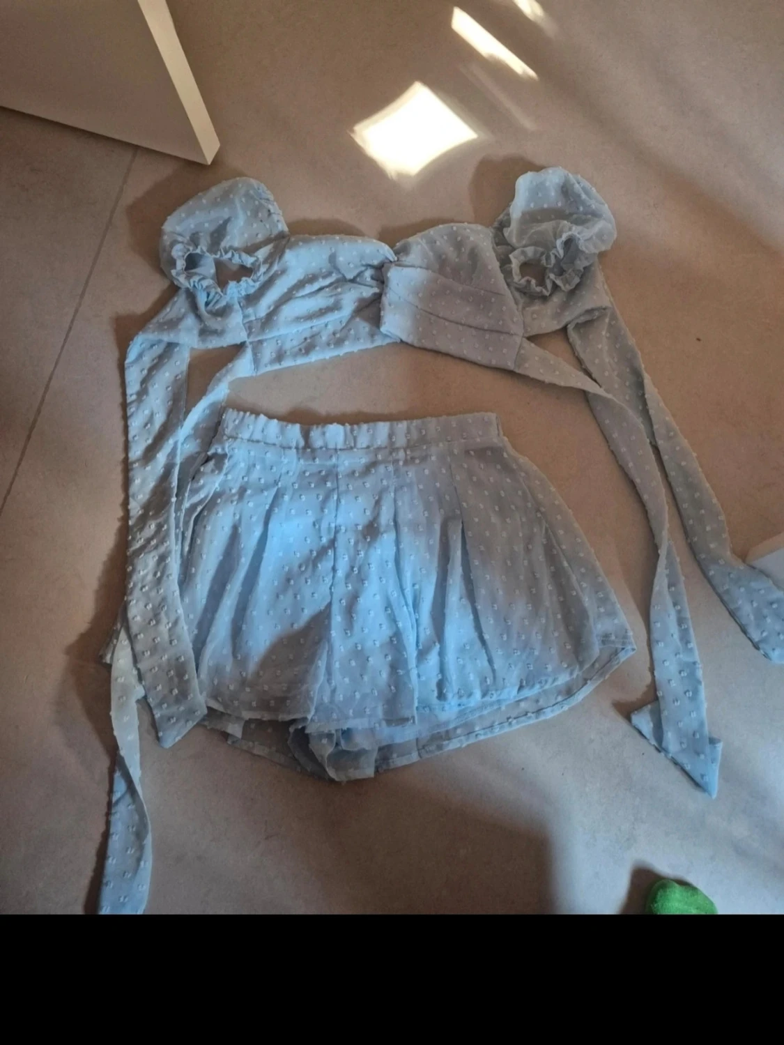 Ljusblå prickig croppad topp och shorts - 1