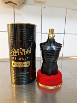 Jean Paul Gaultier Le Male Le Parfum - Snygg parfymflaska från Jean Paul Gaultier, Le Male Le Parfum. Oanvänt helt ny !! Fick den som prisent 