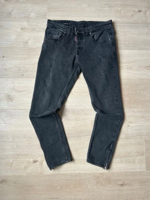 Svarta Dsquared2 Jeans W32 L34 - Fina svarta DSQUARED2 jeans. Jeansen är i mycket bra skick och sparsamt använda. |  Äkta som allt annat jag säljer! ✅|  Storlek: W32 | Skick: Mycket Bra Skick | Färg: Svart | Märke: DSQUARED2 | Modell: Jeans |  Hör gärna av dig vid frågor så svarar jag så fort jag kan! 😁|  