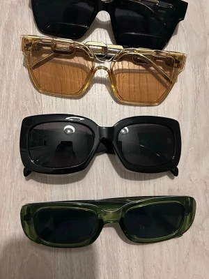 Beige quiltad dunväst med dragkedja - Snygg beige dunväst med quiltad design och dragkedja framtill. Västen har en klassisk passform och är perfekt att slänga över en hoodie eller tröja för en cool lager-på-lager-look. Passar dig som gillar stilrena och trendiga plagg. Ett par 30kr. Alla 4st 80