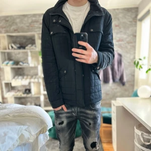Bläck field jacket - Bra skick, inga defekter men använd! Storlek M sitter som M  och passar dig som är mellan 183-190cm ungefär. Nypris ca 1000kr. Modellen är 185 cm, 75kg. Passar bra nu till våren! Skriv för mer information!🤝