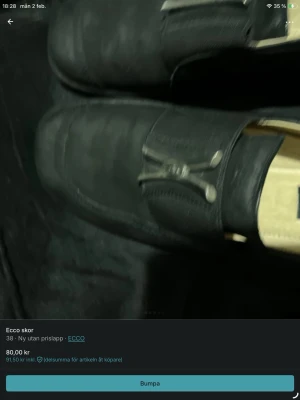 Svarta loafers från Ecco - Stilrena svarta loafers från Ecco med dekorativ metallspänne på ovansidan. Skorna har en klassisk form och är tillverkade i läder med detaljer i textil. Perfekta för dig som gillar en enkel men snygg look.