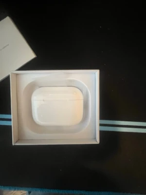 Apple AirPods Pro 3 - Säljer ett par Apple AirPods Pro i vitt med trådlöst laddningsetui. Snygg och kompakt design i plast som är enkel att ta med sig. Perfekta för musik, poddar och samtal. Levereras i originalförpackning.