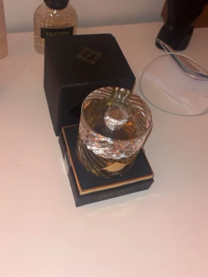 Angels' Share Kilian - Lyxig parfym från Kilian, Angels' Share, i en elegant rund glasflaska med gulddetaljer och vackert mönstrat lock. Flaskan har en exklusiv känsla och kommer i original svart och guld ask. Perfekt för dig som gillar unika och exklusiva dofter.