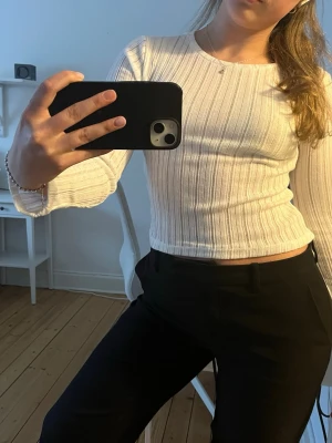 Vit ribbad långärmad topp - Snygg topp som är lite genomskinlig 