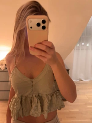 topp - söt grön volangtopp 