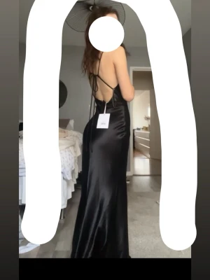 True decadence klänning - Säljer min balklänning från true decadence, endast använd en gång och i väldigt fint skick. 