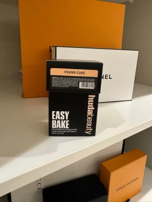 Huda Beauty Easy Bake Pound Cake 2-Pack  - Lös foundation och setting powder från Huda Beauty i nyansen Pound Cake. Kommer i en svart fyrkantig förpackning med tydlig märkning. Pudret är perfekt för att fixera basen och ge en matt finish. Innehåller 20 g. 2-PACK helt nya. OBS dessa är ÄKTA