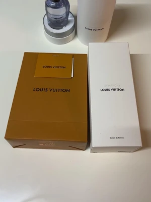 Louis Vuitton Symphony parfym 100 ml - Exklusiv parfym från Louis Vuitton, modellen Symphony. Flaskan är genomskinlig med svart lock och elegant design. Kommer i originalförpackning med både vit och brun låda, samt rund vit förvaringsask. Perfekt för dig som gillar lyxiga dofter och snygg förpackning.