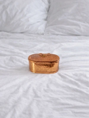 Elegant kopparfärgad sockerask i metall – Mycket bra/fint skick! - Stilren & dekorativ sockerask i vacker kopparfinish som ger en varm & exklusiv känsla till både kök & dukning. Asken är i mycket fint skick, samma skick som när den införskaffades & har inte kommit till användning. Den kombinerar funktion & estetik på ett smakfullt sätt & passar lika bra till vardagskaffet som till festdukningen. En liten men effektfull detalj som lyfter helhetsintrycket. Värde ca 400kr! FÖRST TILL KVARN! SISTA CHANSEN!