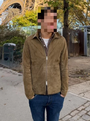 J.lindeberg suede jacket - Hej, säljer nu denna helt brutala mocka jackan ifrån J.lindeberg. | Jackan är helt slutsåld och går inte att köpa längre, kostade 6000 ny. | Passar perfekt till allting där materialet är i äkta läder. | Modellen är 180. | Har några små fläckar i lädret men inget märkbart. | Hör av er vid frågor!🌟