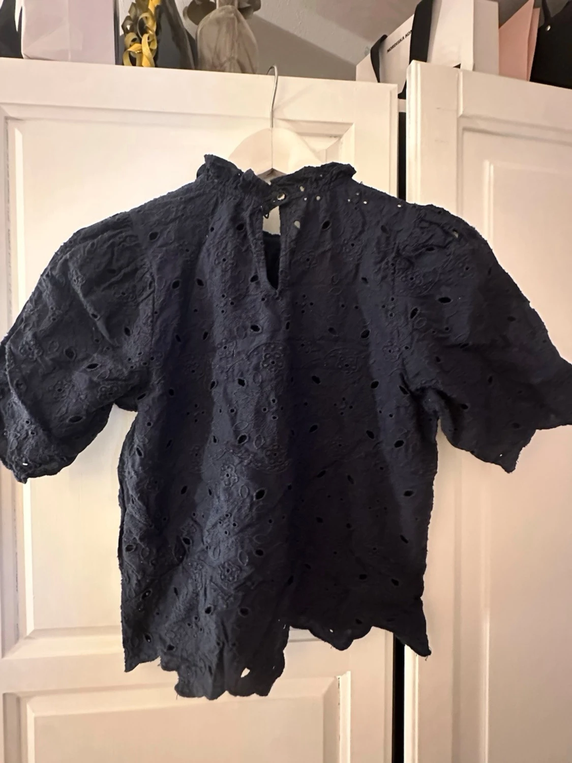 Mörkblå broderad blus från Lindex - 2