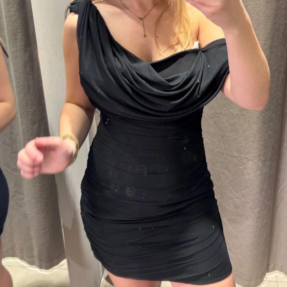 Svart kort klänning med drapering - 1