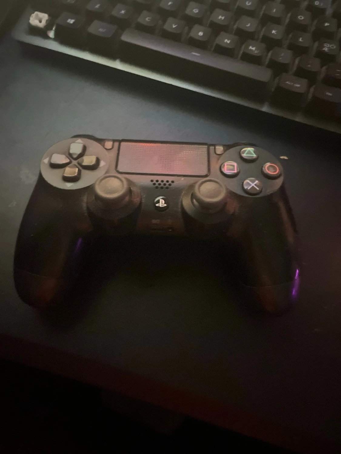 Svart PlayStation 4 DualShock kontroll