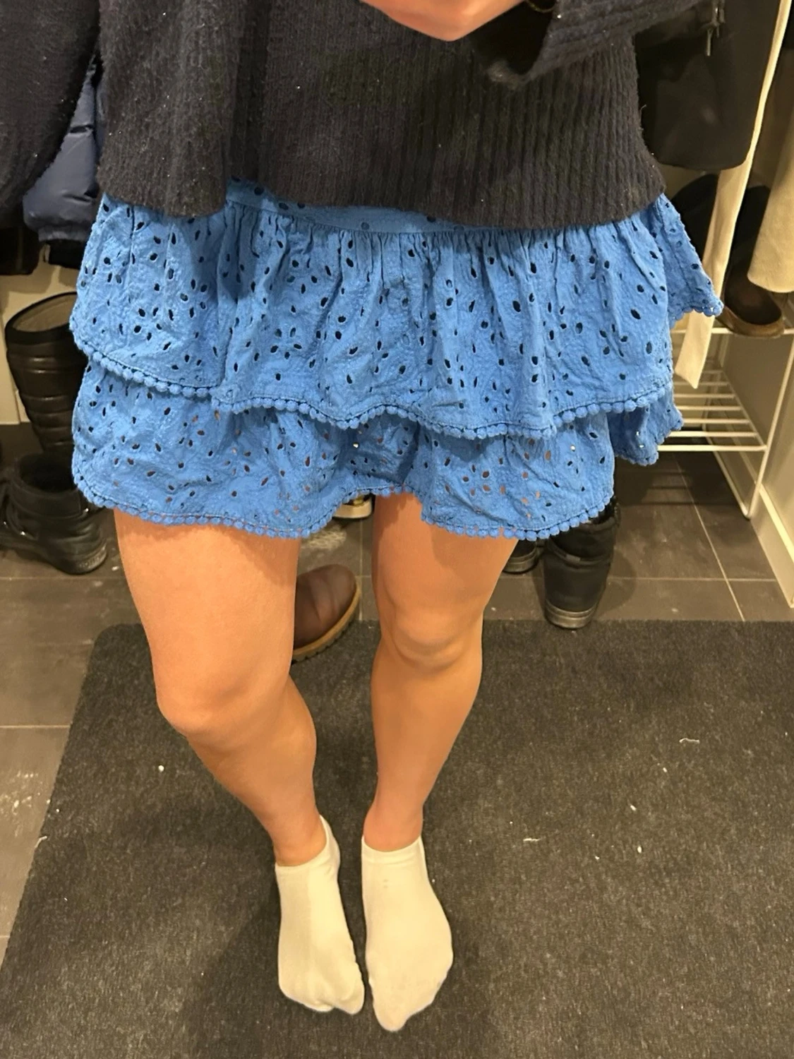 Blå volangkjol med broderade detaljer